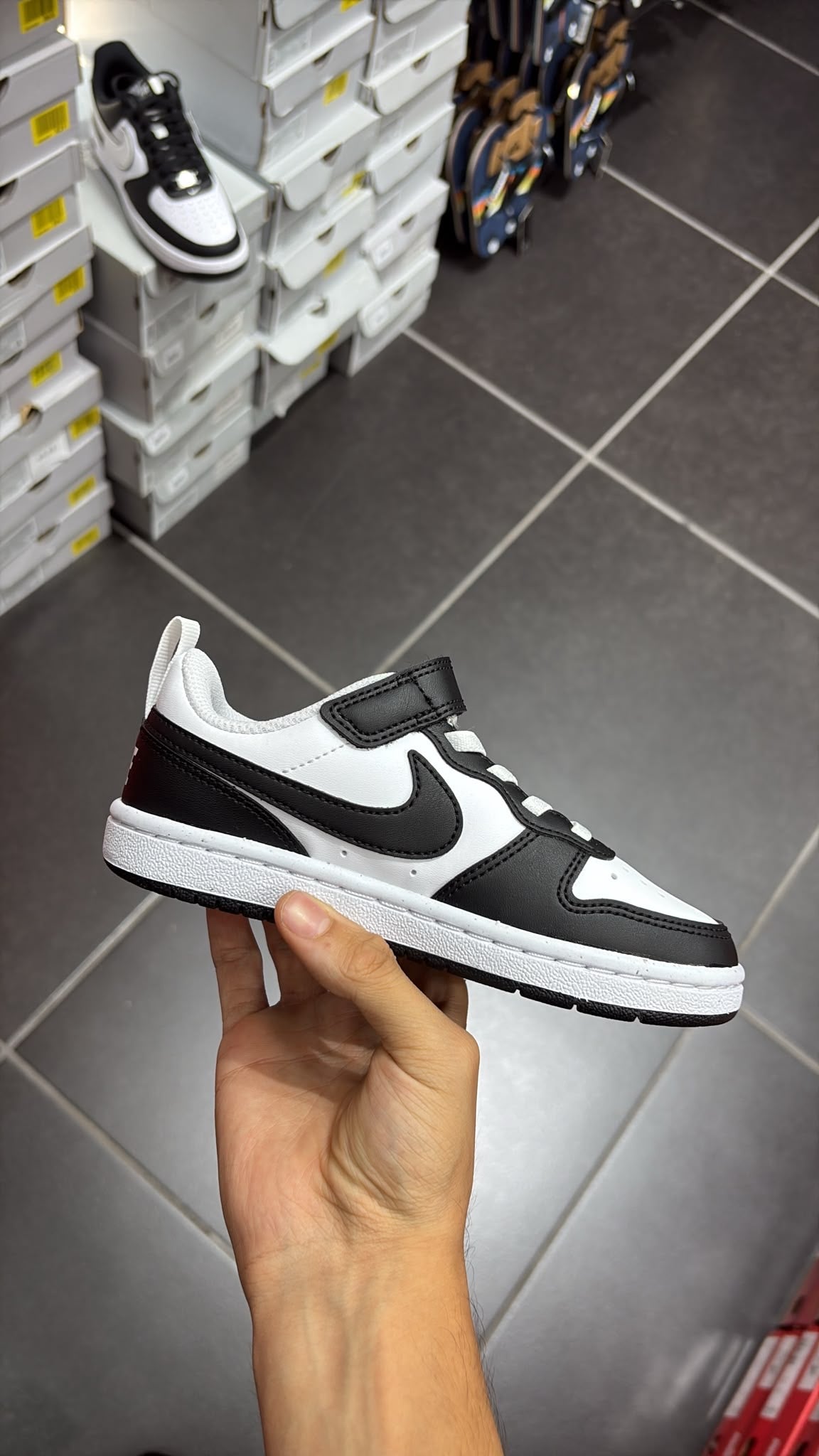 NIKE WHITE BLACK KIDS