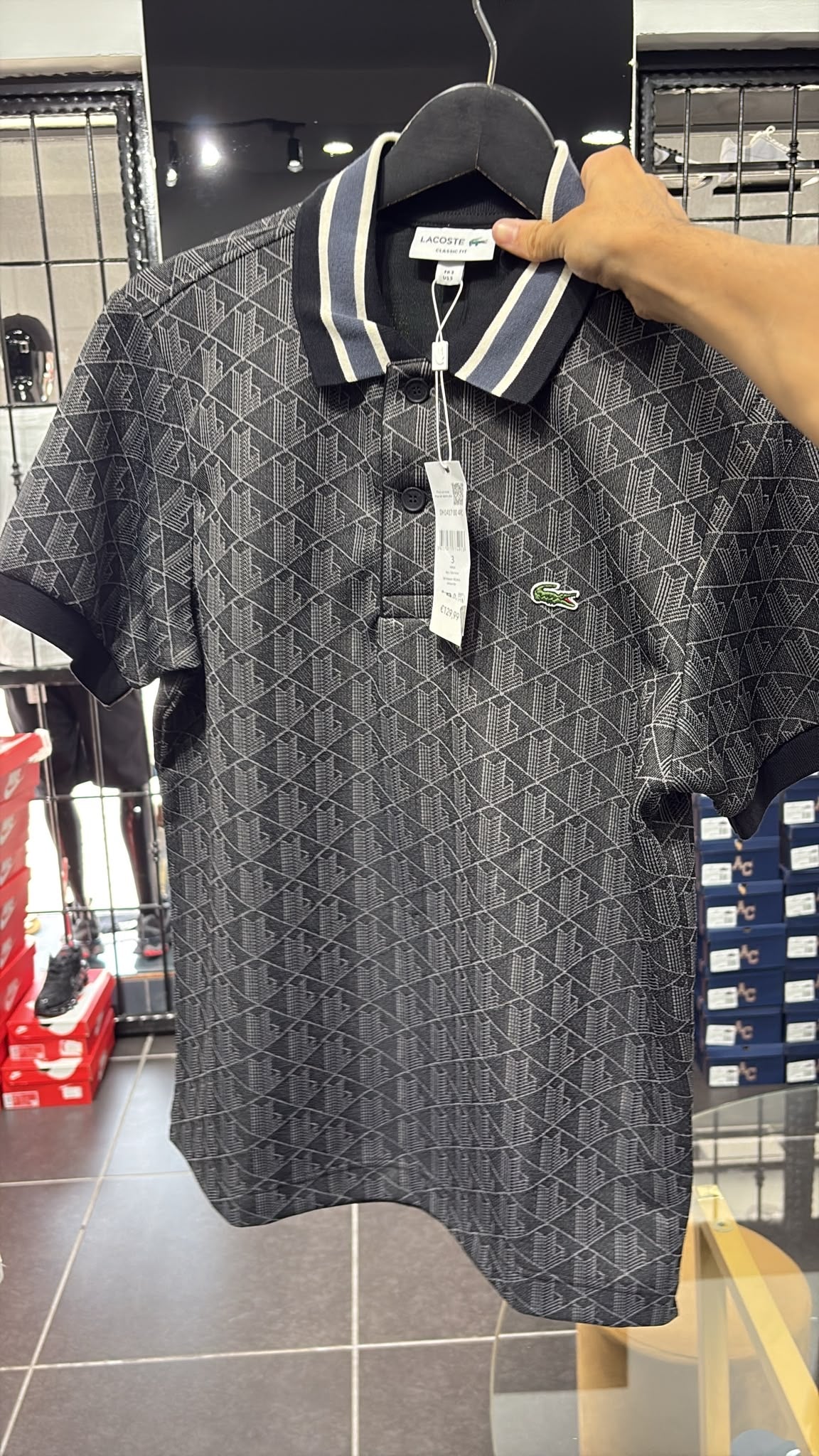 POLO LACOSTE NERA MONOGRAM