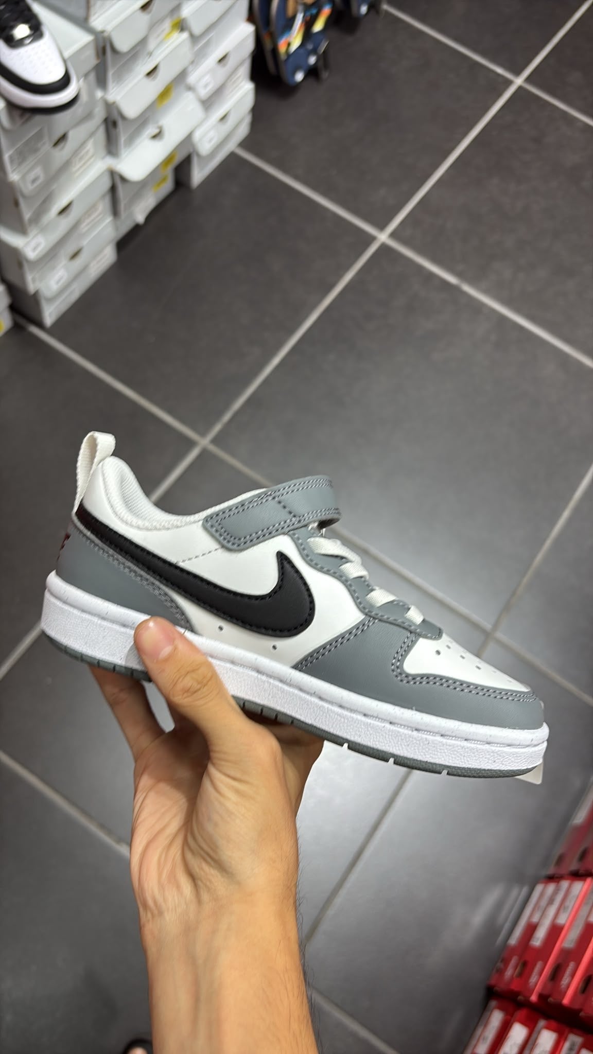 NIKE PLATINYM TINT BLACK SMOKE GREY KIDS